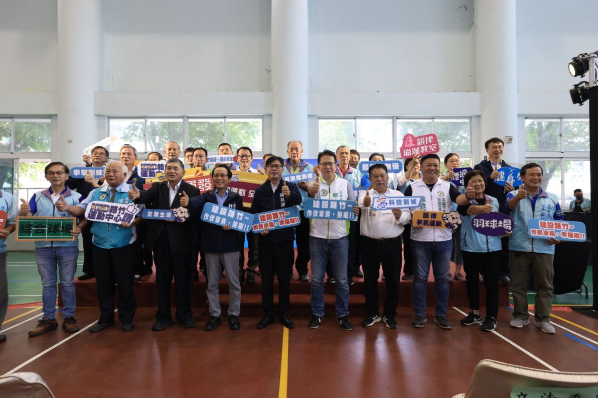▲高雄市長陳其邁今天前往路竹高中視察第14座運動中心基地，預計114年完工，總經費1.8億元。（圖／高市府提供）