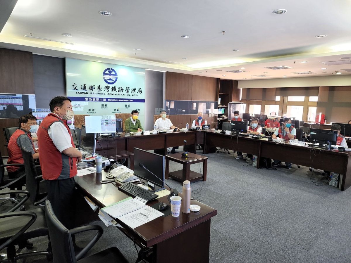 ▲對於中秋節連假期間受到台鐵號誌故障影響的民眾，王國材再度表達歉意。（圖／交通部路政司提供）