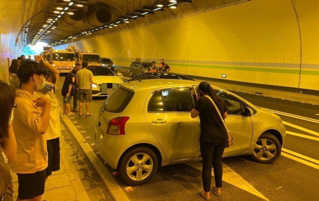 ▲國道3號的高雄市田寮區中寮隧道內11日上午同時發生2件、共4輛汽車追撞事故，幸無人受傷。（民眾提供）中央社記者蔡孟妤傳真 111年9月11日