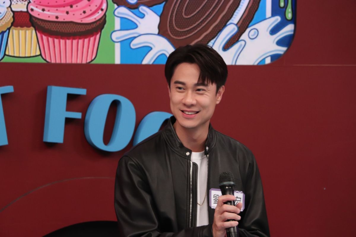 ▲劉書宏戴金項鍊上街，突被警察攔截。（圖／中天提供）