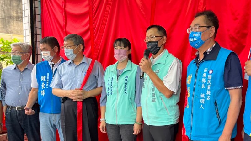 ▲台灣民眾黨主席柯文哲11日前往苗栗參與黨籍議員服務處的揭牌儀式,而國民黨籍苗栗縣長參選人謝福弘(右一)以及無黨籍參選人鍾東錦(左二)也都現身參與儀式。(圖/讀者提供)