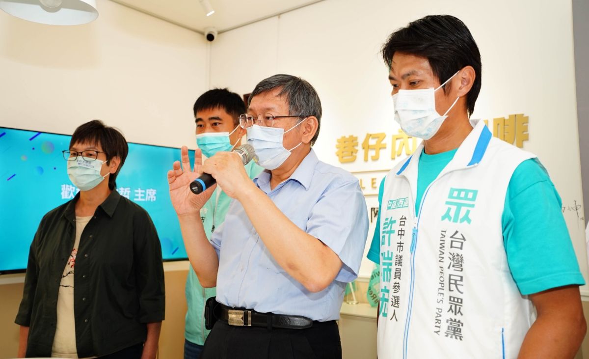 ▲柯文哲展開10幾小時輔選行程，今下午到台中市議員候選人許瑞宏的競選辦公室加油打氣。（圖／許瑞宏競辦提供，2022.09.11）