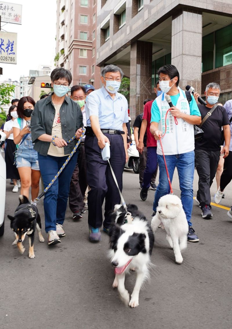 ▲柯文哲牽的狗太興奮直往前衝，招架不住的他笑稱「這是狗在遛人吧」！（圖／許瑞宏競辦提供，2022.09.11）