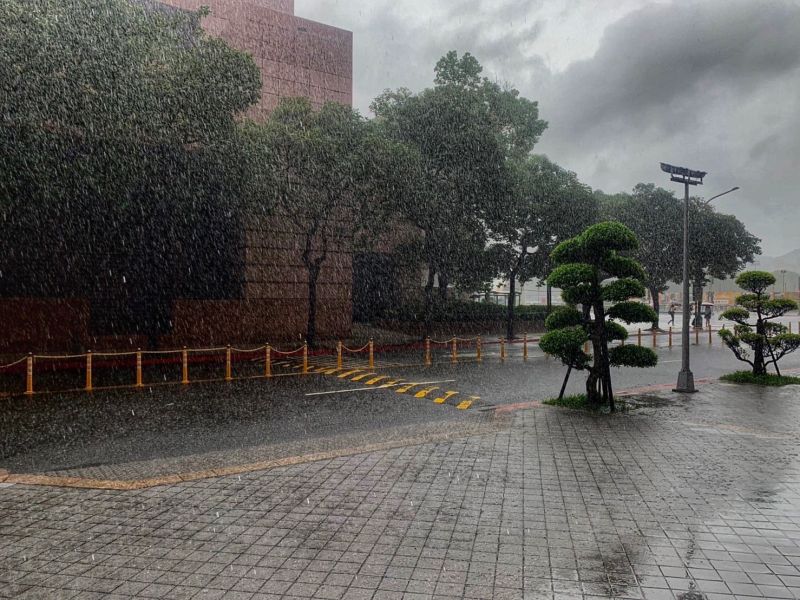 ▲梅花颱風外圍環流帶來大量雨勢。（圖／NOWnews攝影中心）
