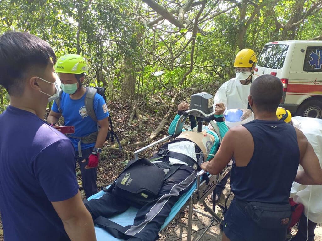 ▲高雄市消防局11日獲報有一名男子與友人爬柴山爬到一半突然身體不適，到場發現76歲陳姓男子已經失去呼吸心跳，緊急送醫仍不治身亡。（民眾提供）中央社記者曾以寧傳真 111年9月11日