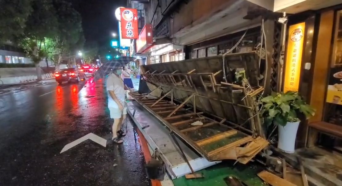 ▲北市士林區11日晚間，店家招牌突「整片落下」，所幸案發當下人行道無人經過。（圖／讀者提供）