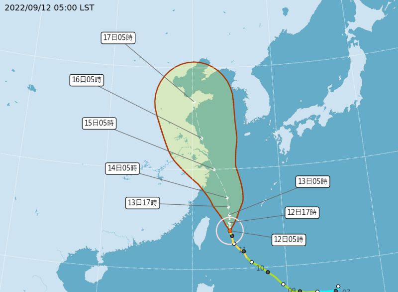 ▲梅花颱風今（12）日清晨五點時的中心位置來到台北東南東方約300公里的海面上，持續緩慢北行。（圖／中央氣象局）