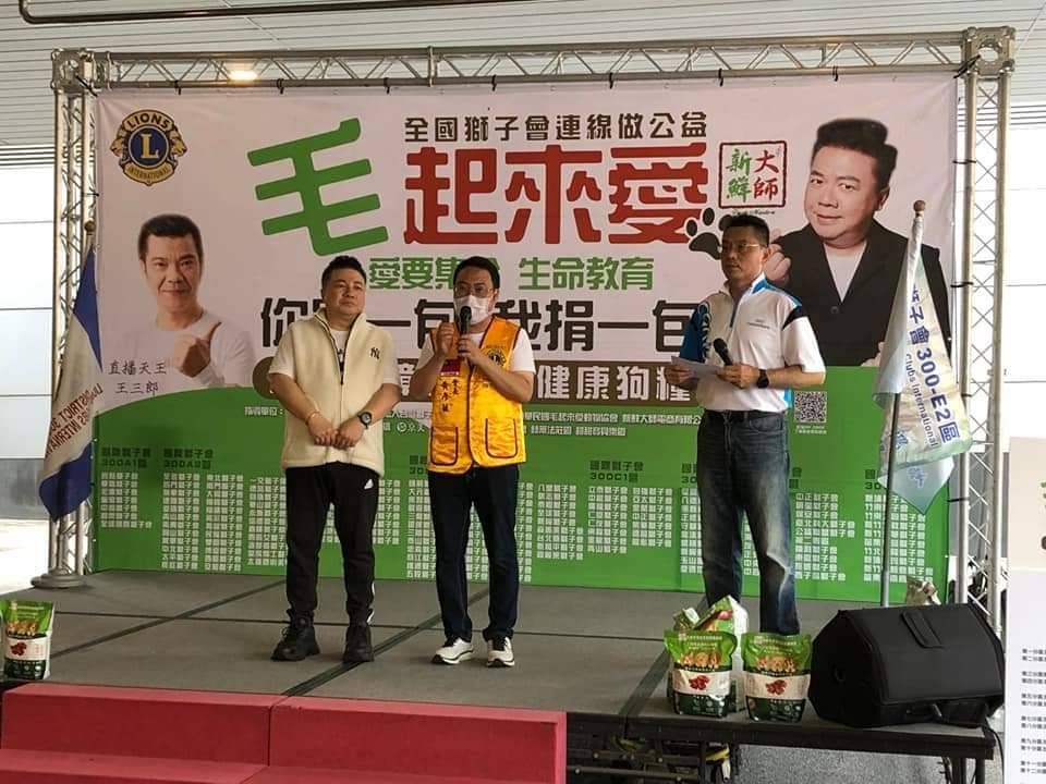 ▲非常愛貓愛狗的高雄市前鎮、小港區市議員候選人黃彥毓在參加由毛起來愛動物協會所舉辦的狗糧捐贈公益活動時響應一起「你買一包，我送一包亅活動。(圖／翻攝畫面)