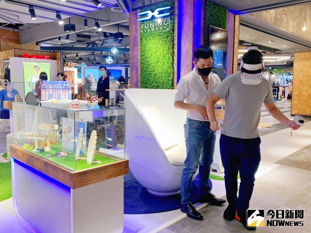 ▲業者打造體驗科技，消費者可於櫃位配戴VR裝置進入元宇宙虛擬廳。（圖／記者陳美嘉攝）