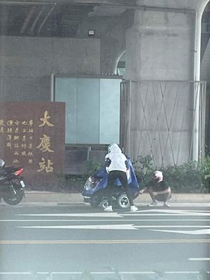 ▲3位年輕騎士幫身障者穿上特殊雨衣，甚至還怕穿戴方式不對，拍下照片給對方確認。（圖／翻攝《爆料公社》）