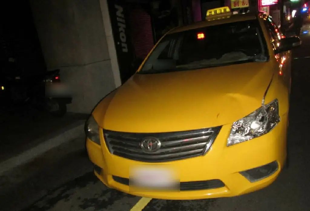 ▲台中市台灣大道、平等街路口，昨（11）日晚上深夜11點多，一位71歲婦人過馬路遭計程車撞飛，送醫後傷重宣告不治。（圖／翻攝自記者爆料網）