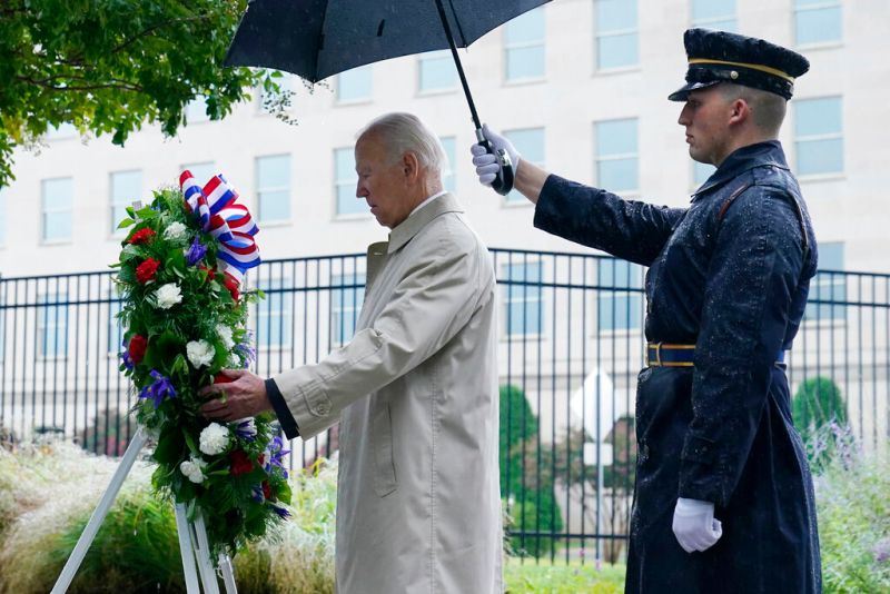 ▲美國總統拜登（左）至五角大廈參與911事件紀念儀式。（圖／美聯社／達志影像）