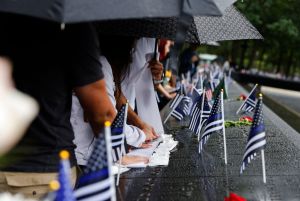 ▲美國民眾悼念911事件。(圖/美聯社/達志影像) ▲美國民眾悼念911事件。(圖/美聯社/達志影像)