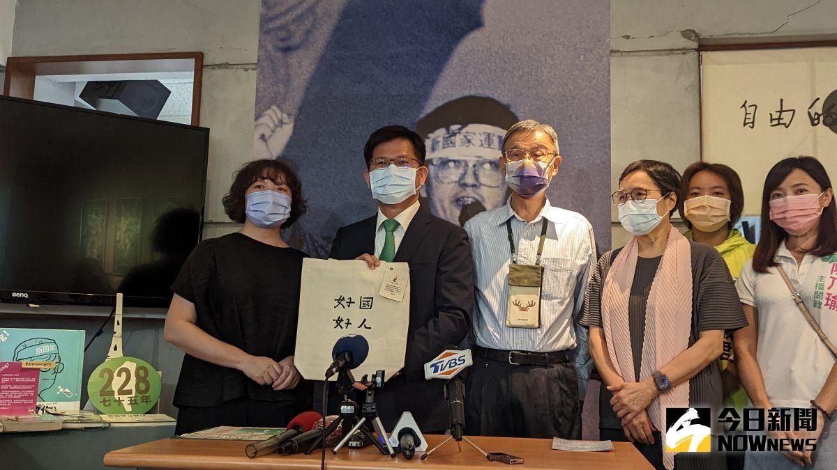 ▲今天是鄭南榕冥誕，民進黨新北市長參選人林佳龍（左2）參訪鄭南榕紀念館，鄭南榕遺孀葉菊蘭（左4）和女兒鄭竹梅（左1）陪同。（圖／記者鄭宏斌攝，2022.09.12）