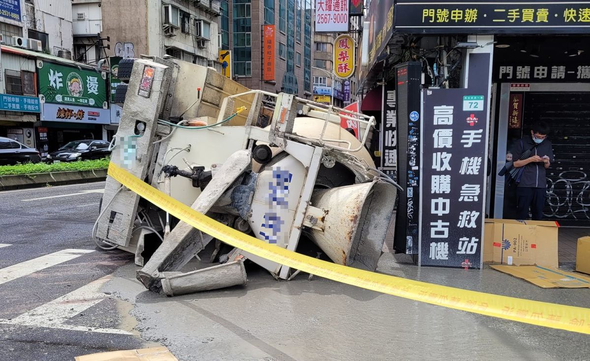▲台北市南京東路與林森路口，今（12）日早上11點左右發生一起水泥預拌車翻覆意外，水泥預拌車在轉彎時突然重心不穩，整輛車側翻傾覆，導致車內載運水泥流滿地，幸好沒有人受傷。（圖／翻攝自爆廢公社臉書）