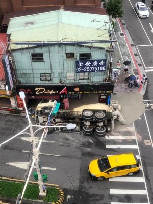 ▲台北市南京東路與林森路口，今（12）日早上11點左右發生一起水泥預拌車翻覆意外，水泥流滿地，幸好沒有人受傷。（圖／翻攝畫面）