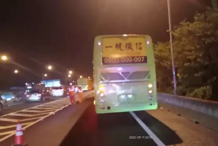 ▲昨（11）日晚間7點多，一位江姓男子駕駛統聯客運行經國1北向160.1公里處，突然身體不適，奮力將車停妥在路肩後即陷入昏迷。（圖／翻攝畫面）