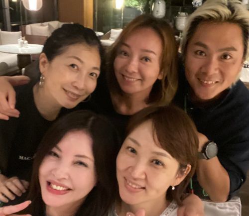 ▲黃嘉千(後排左起)和季芹、王仁甫、何如芸(前排左起)、郁方聚會,難得露出笑容。(圖/郁方FB) ▲黃嘉千(後排左起)和季芹、王仁甫、何如芸(前排左起)、郁方聚會,難得露出笑容。(圖/郁方FB)