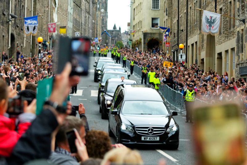 ▲英國女王伊莉莎白二世靈柩前往愛丁堡供民眾瞻仰，一路上湧入大批民眾。（圖／美聯社／達志影像）