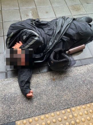 ▲一名慈濟支持者田姓男子,不認同周玉寇的評論,與周玉蔻公司員工爆發爭執。(圖/翻攝畫面)