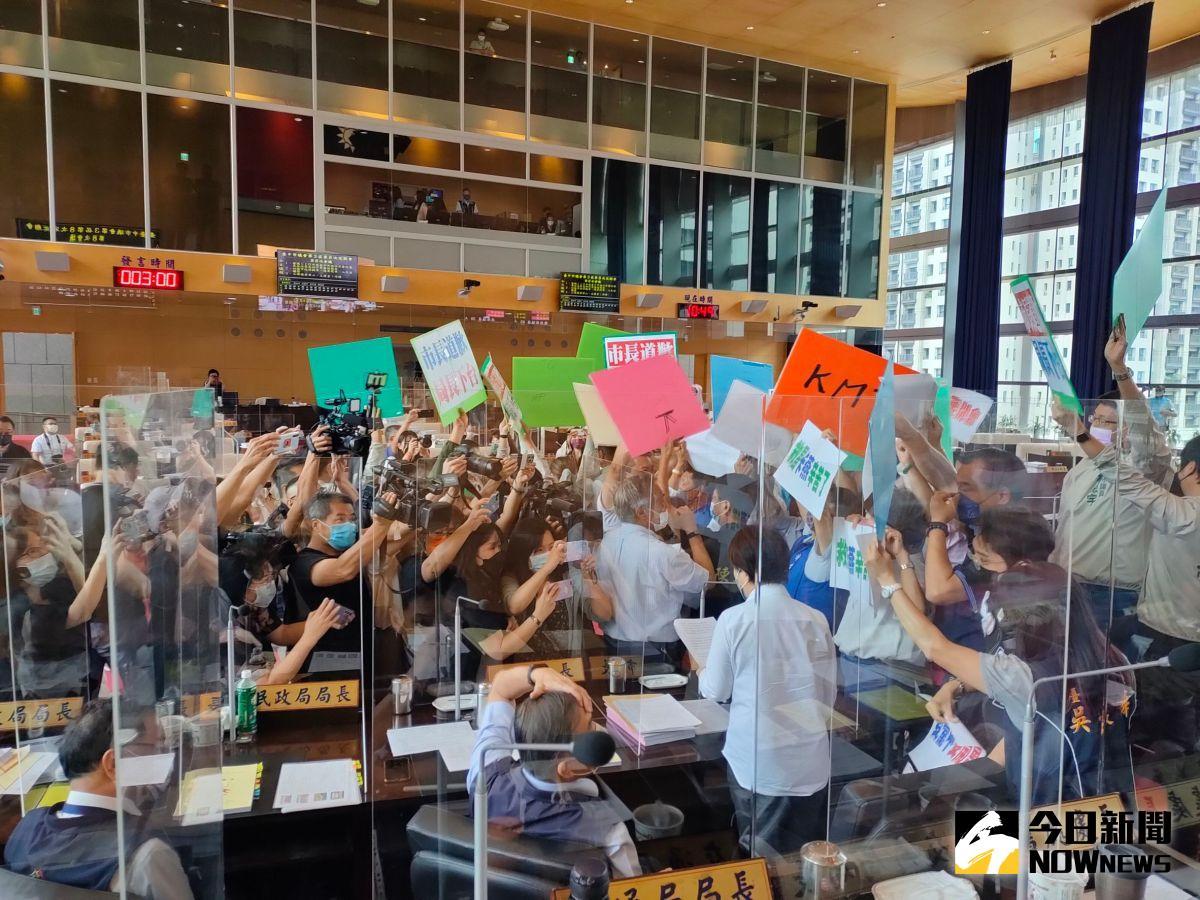 ▲狼師案，綠議員要求「市長道歉！局長下台」，國民黨議員高喊「搞清楚！議場不是秀場，藍綠議員雙方高舉標牌包圍官員席(圖／柳榮俊攝2022.9.12)