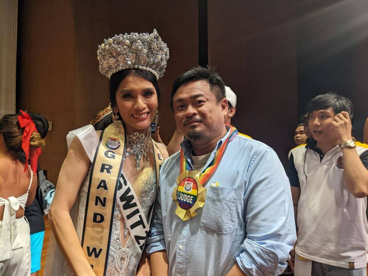 ▲菲律賓跨性別選美大賽在11日登場，參賽者和民進黨立委洪申翰（右）合照。（圖／讀者提供）