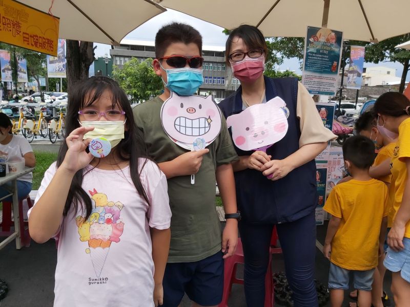 創意胸章DIY！移民署屏東縣服務站宣導防範非洲豬瘟
