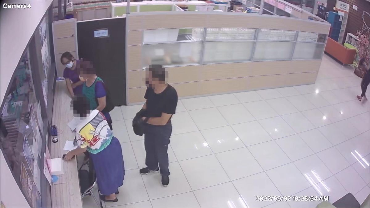 ▲許男偕同太太與地政士前往士林分署，繳清9萬元罰鍰（圖／士林分署提供）