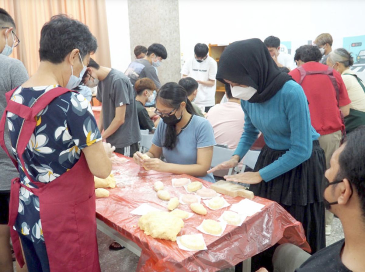 ▲金門大學為讓所有外籍生和住宿生歡度中秋節，特別邀請志工媽媽到校，教導學生手作紅龜粿。（圖／金門大學提供）