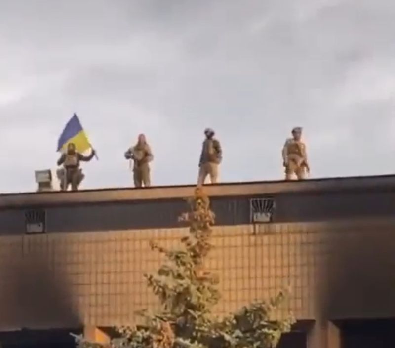 烏克蘭反攻進展獲重大勝利！士兵高舉國旗對空鳴槍慶祝

