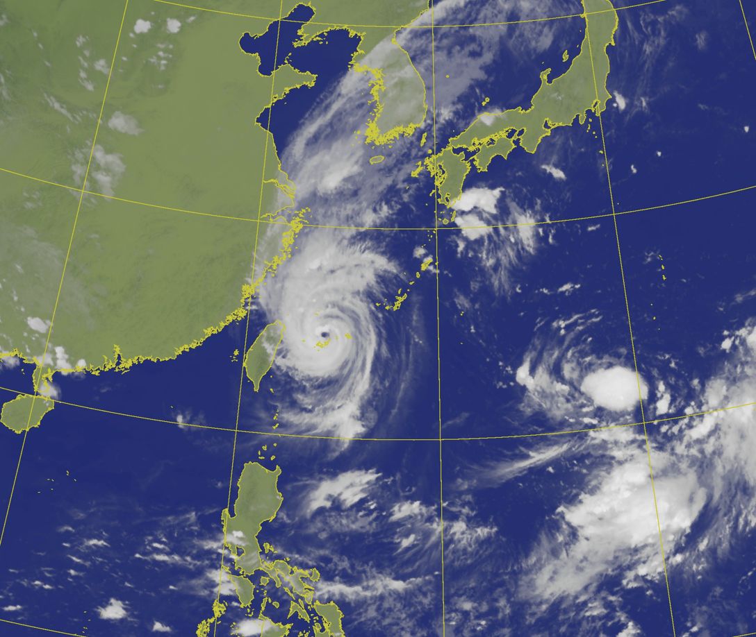 ▲梅花颱風持續緩慢北上，但西北太平洋上又有一個熱低壓恐生成颱風，未來洋面上可能出現三颱共舞的情況。（圖／翻攝中央氣象局官網）