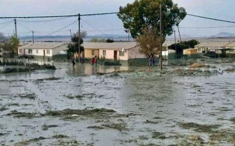 ▲南非一座礦壩的牆體今天崩塌引發洪水，沖走房舍和汽車。（圖／翻攝自@NationalCoGTA/Twitter）