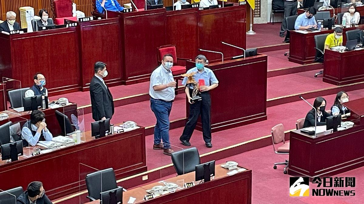 ▲台北市長柯文哲即將於12月25日卸任市長一職，國民黨議員陳重文（比讚者）也送上檜木的雄鷹木雕，祝福柯文哲鵬程萬里，展翅高飛。（圖／記者丁上程攝，2022.09.12）