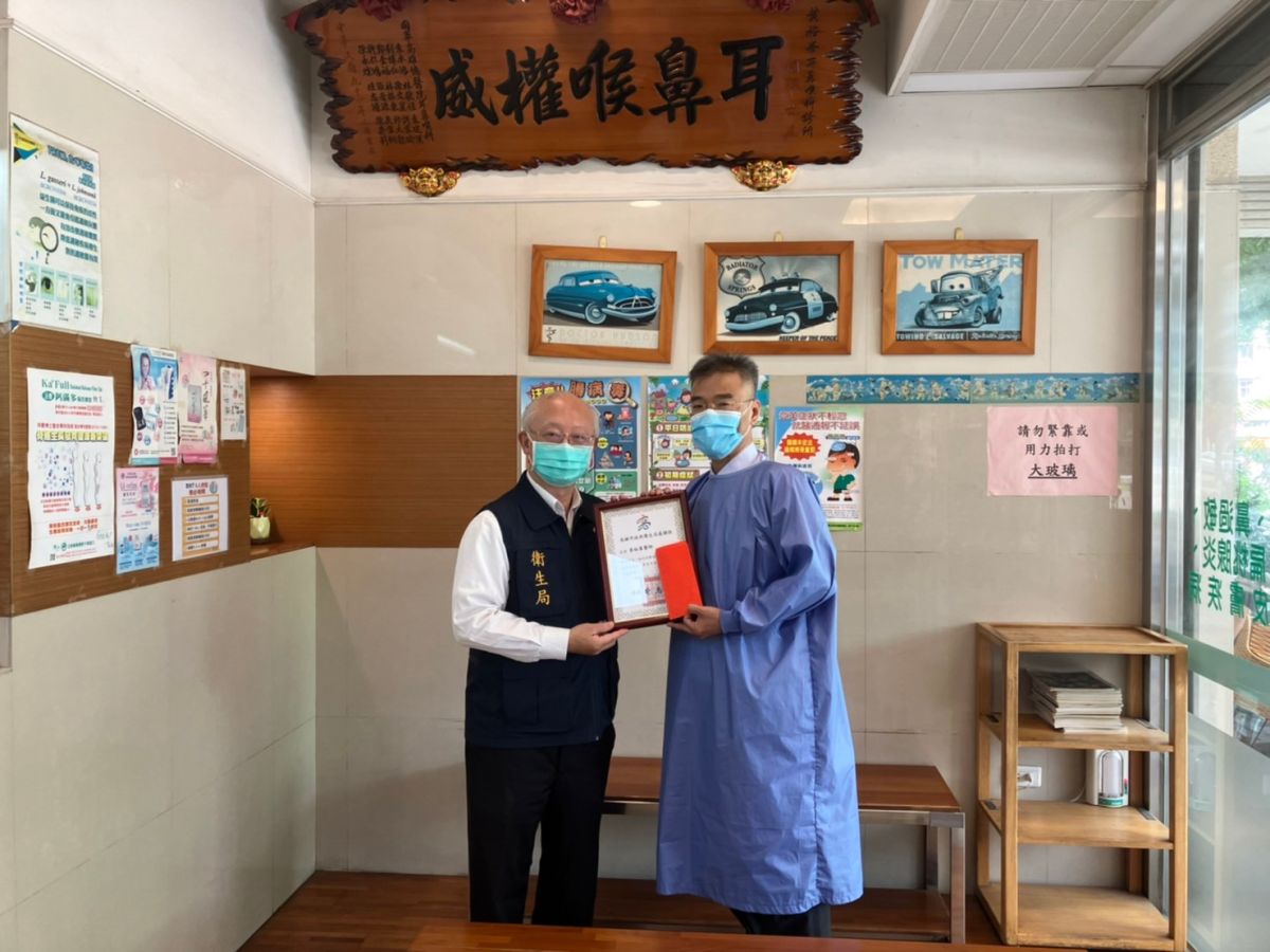 ▲高市衛生局長黃志中特別頒發感謝狀及獎勵金給黃裕峰醫師，感謝他對登革熱防疫工作的貢獻。（圖／高市府提供）