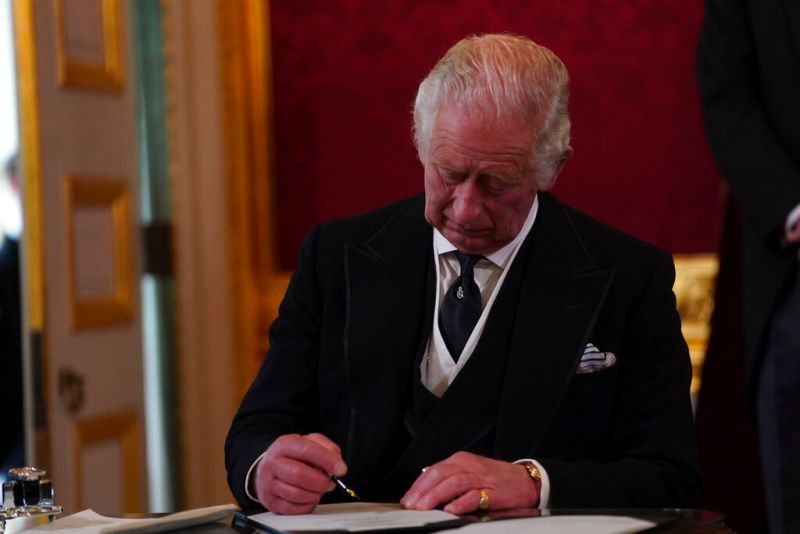 ▲英國國王查爾斯三世（King Charles III）10日在倫敦聖詹姆士宮舉行的登基會議中簽署文件。（圖／美聯社／達志影像）