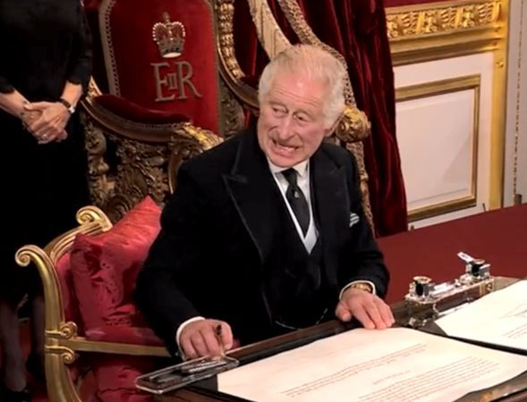 ▲查爾斯三世在即位儀式上被拍到「咬牙切齒」不耐煩的模樣,引發批評。(圖/翻攝自推特)