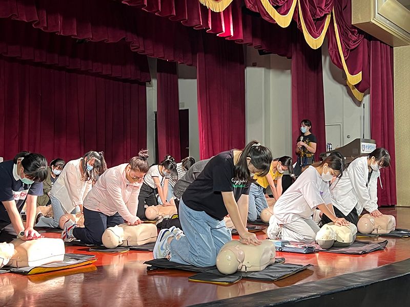 中華醫大新生入校先學CPR   學姐當網紅領新生熟悉校園
