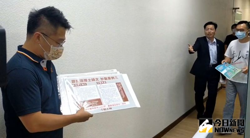 ▲藍士博到鄭寶清服務處踢館,質疑鄭的論文中有1800個字和其他著作一模一樣,」鄭寶清則當場回應,「不要在那邊秀,那個中央大學都已經審核過了」。(圖/記者李春台攝,2022.09.12)