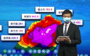 ▲氣象局資深預報員劉宇其說明最新梅花颱風對台影響。（圖／氣象局）