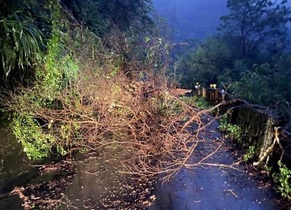 ▲桃園市復興的雪霧鬧部落，稍早傳出土石坍方，疑似有遊客受困。（圖／翻攝畫面）
