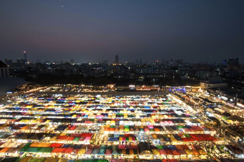 ▲曼谷拉差達火車夜市是疫情前遊客必訪景點之一。（圖／翻攝自Amazingthaitour）