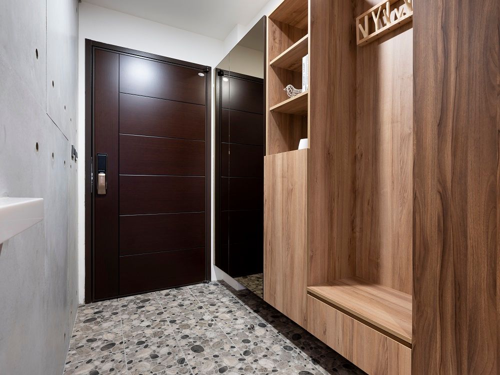 ▲專家建議，玄關地坪選用磁磚，耐磨好清潔；另可規劃置物檯面及衣物吊掛機能，入門可即時消毒。（圖／信義居家、唯逸室內裝修設計有限公司提供）