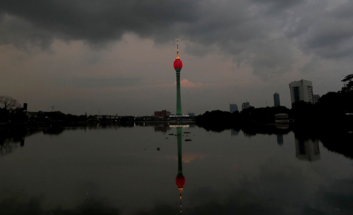 ▲斯里蘭卡首都可倫坡向中國舉債興建的綠柱紫頂高聳電視塔「蓮花塔」（Lotus Tower），已經成為落跑前總統拉賈帕克薩家族與北京親密關係的象徵。（圖／美聯社／達志影像）