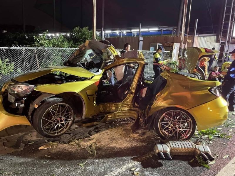▲一輛要價500餘萬的BMW M3不明原因撞上路樹，導致車內3人受困。（圖／翻攝畫面）