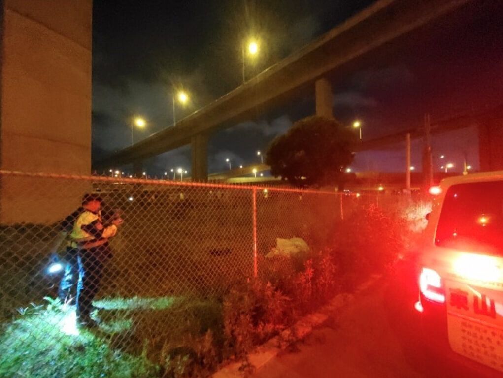 ▲簡男患有憂鬱症，今天上班返回太平住家途中，不明原因從約3、4層樓高的匝道墜落。（圖／翻攝畫面）
