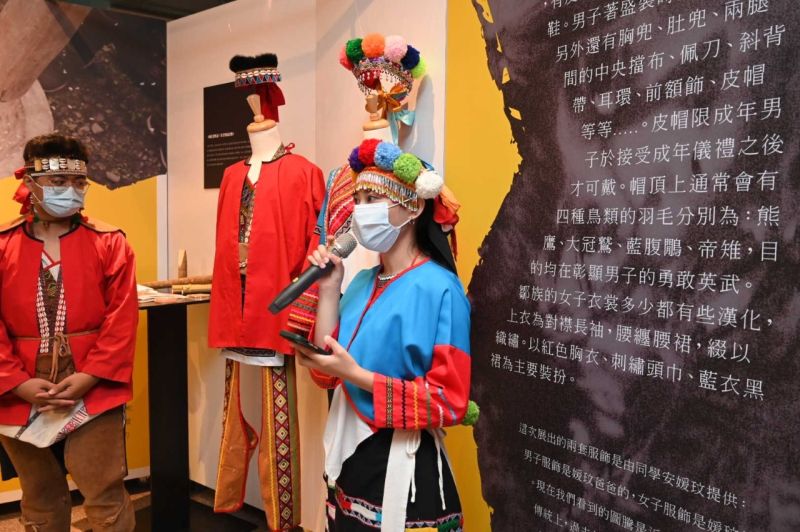▲台科大營建系學生安媛玟在介紹傳統服飾時，更瞭解了自己的鄒族文化。（圖／台科大提供）