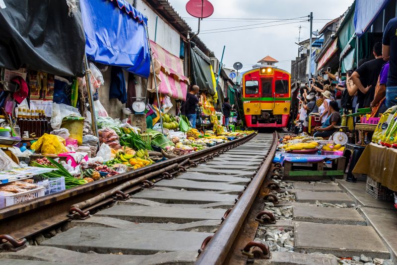 ▲泰國觀光業回溫，2022年國際遊客有望破千萬人次。圖為泰國美功鐵道市場（Maeklong Railway Market）。（圖／取自Pexels）