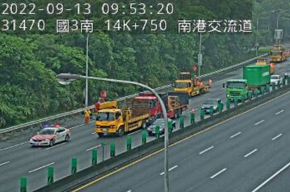 ▲警方獲報後已立刻前往排除，詳細肇事原因及傷亡仍待進一步釐清。（圖／翻攝國道即時路況）