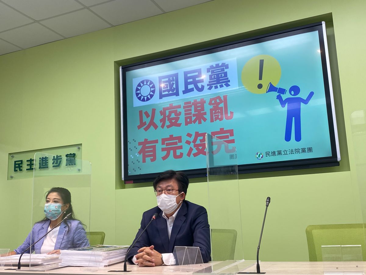 ▲民進黨立院黨團召開記者會，秀出包括白宮前發言人與德國議員發言，強調當初阻撓台灣取得BNT是中國。（圖／記者陳威叡攝，2022.09.13）