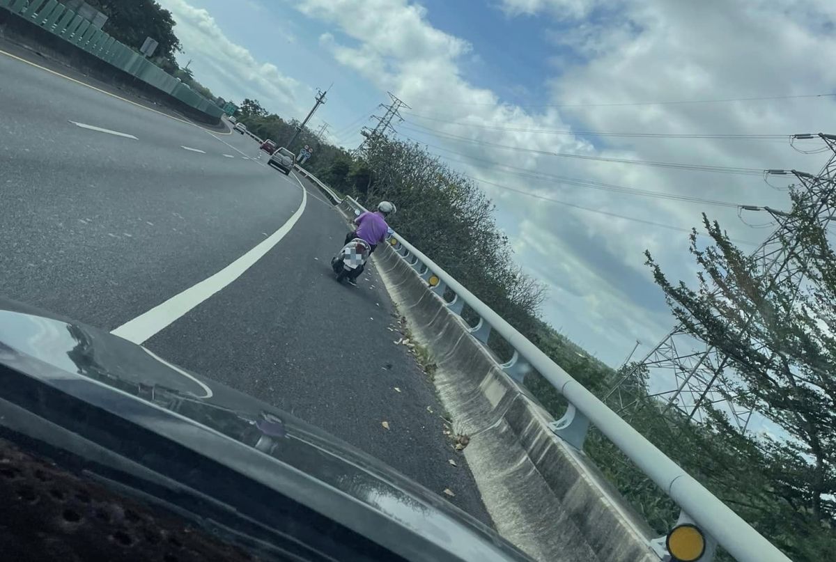 ▲老翁騎車誤上國道，後方駕駛為維護其安全，先是跟在後方按喇叭提醒，後來更直接將老翁的車鑰匙拔掉，不讓他繼續騎車。（圖／翻攝自爆料公社）